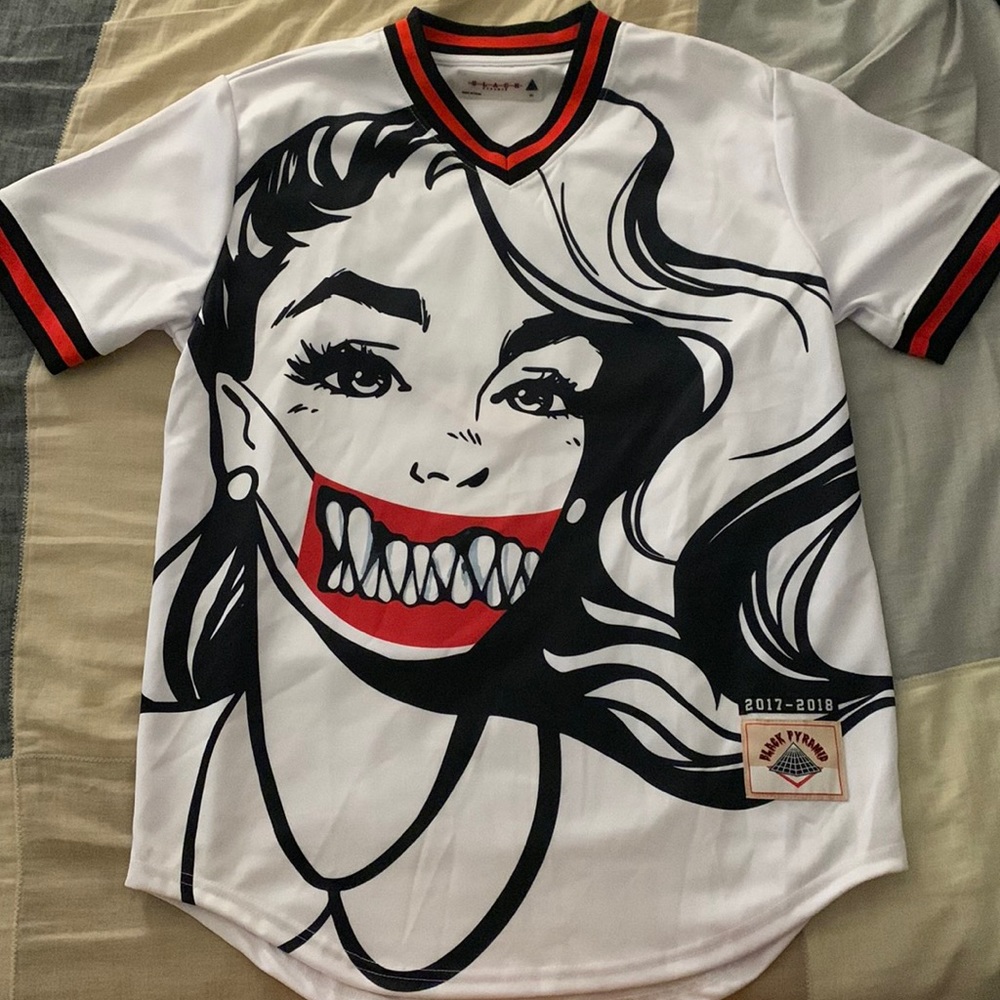 Black Pyramid graphic jersey